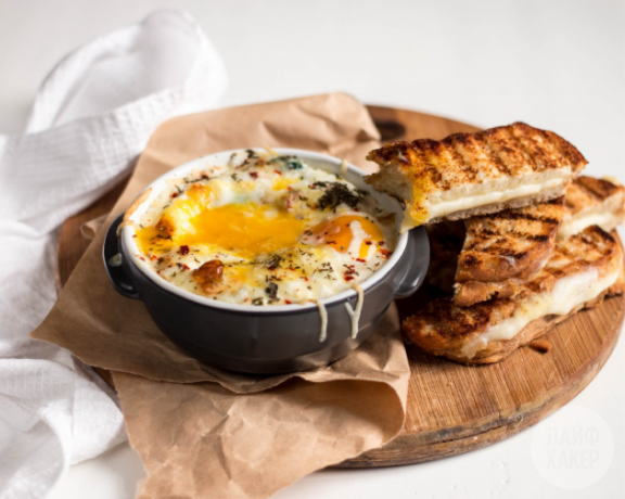 Vous pouvez manger des œufs avec une bouchée avec du pain grillé ou les tremper dans un noyau crémeux