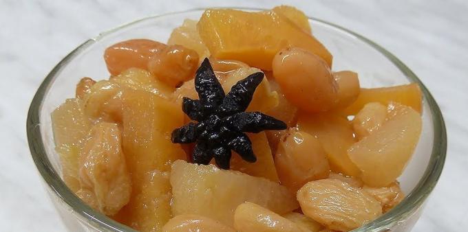 Les plats du navet: Navet avec les pommes et les raisins secs dans un pot