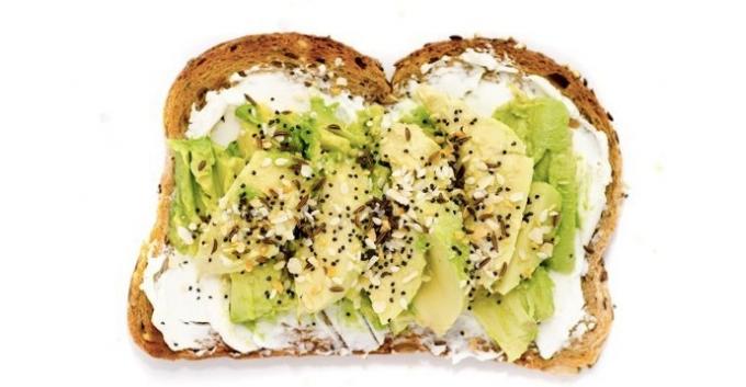 Toast avec l'avocat et le fromage à la crème