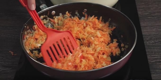 La recette pour l'étape borscht: Faire revenir l'oignon et la carotte, en remuant de temps, environ 5 minutes