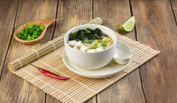 Soupe japonaise chankonabe avec shiitake, tofu et boulettes de viande