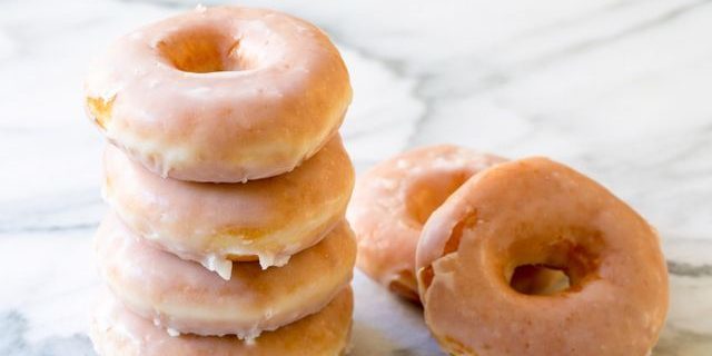 Recettes Donuts: beignets classiques avec le sucre glace