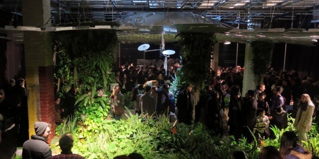 Comment le parc souterrain: la partie centrale du prototype de plafond d'entrepôt installé et herbes qui poussent