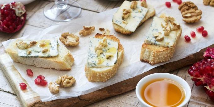 Bruschetta au fromage bleu, noix et miel