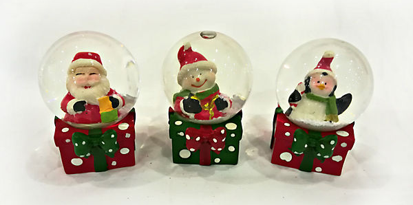 Décorations de Noël: boules de verre avec de la neige