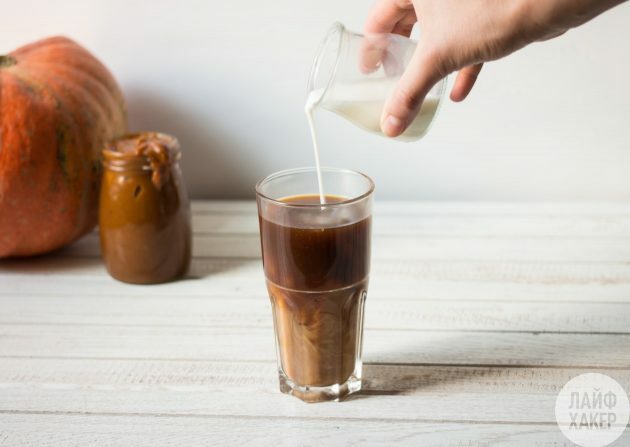 Latte à la citrouille: verser le café et le lait