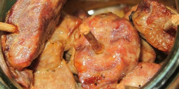 Comment faire cuire la viande dans le four: porc sur des brochettes, cuites dans un pot 
