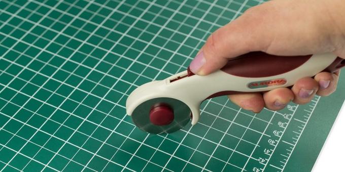 Pad et un couteau pour découper peuvent être achetés au magasin d'artisanat