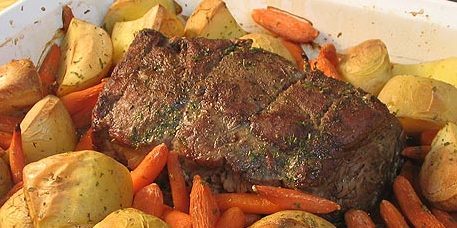 Comment faire cuire le boeuf dans le four: boeuf épicé avec des pommes de terre et les carottes