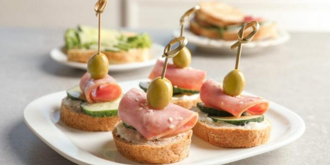 Canapé au jambon et concombre