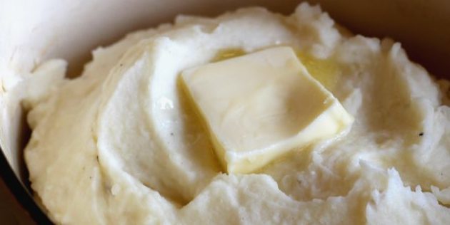 La recette de pommes de terre en purée: beurre doit être chaud