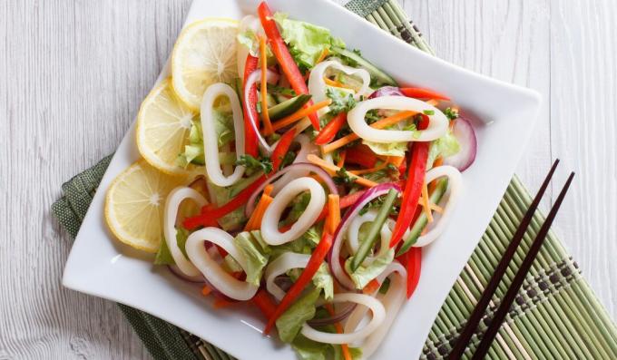 Salade simple aux calamars et légumes
