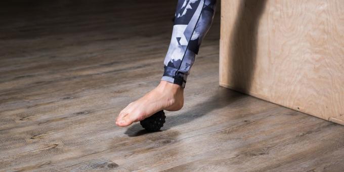 Exercices pour les pieds plats: boule de massage