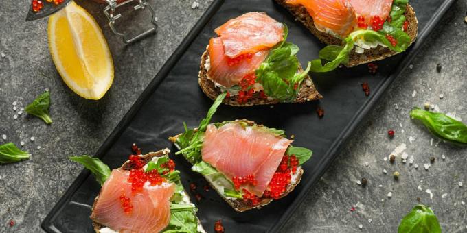 Sandwichs au poisson rouge, fromage et caviar