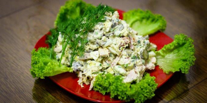 Salade de poulet fumé, œufs et concombres marinés