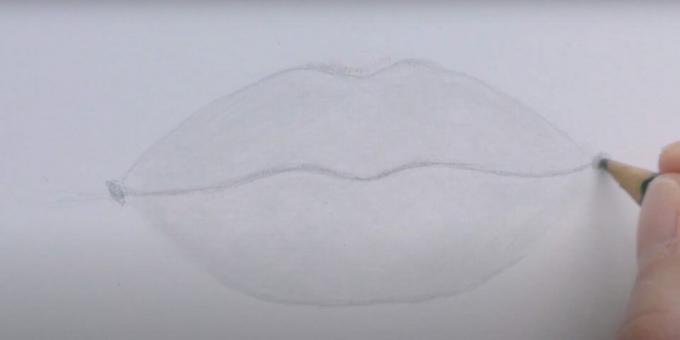 Comment dessiner des lèvres: contournez la lèvre inférieure et peignez par-dessus le dessin