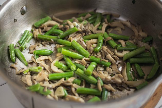 Recette de nouilles de sarrasin aux légumes et au sarrasin: Faites frire les champignons hachés avec des haricots surgelés