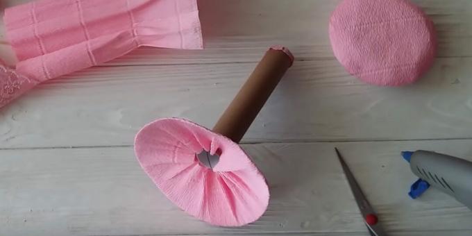 Comment faire un bouquet de bonbons: collez le bas et le haut du blanc avec du papier
