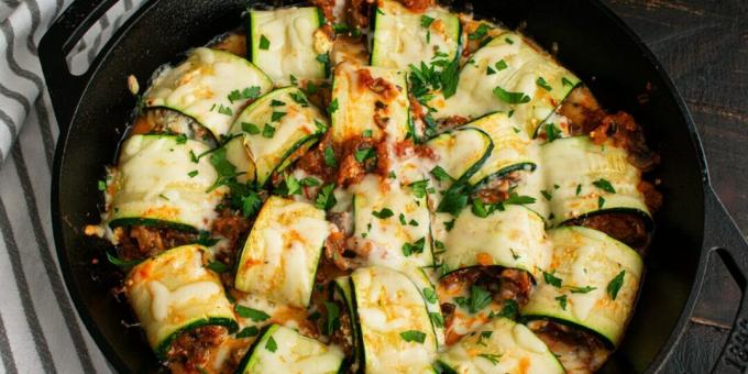 Rouleaux de courgettes avec viande hachée, fromage et sauce tomate