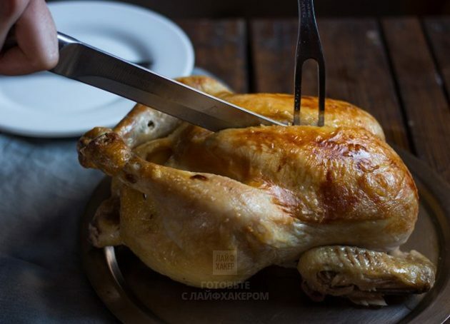 Poulet au four au citron: laissez reposer le poulet pendant un moment avant de le couper