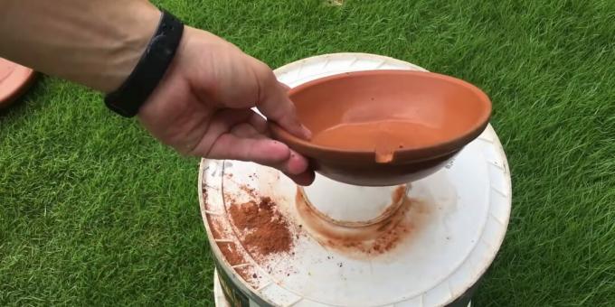 Comment faire une fontaine DIY: manipuler des assiettes moyennes et petites