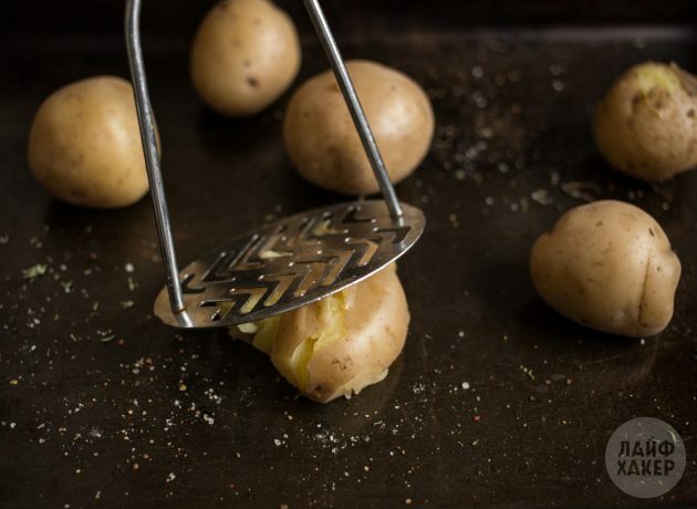 Comment faire cuire des pommes de terre au four au four: écraser les tubercules avec une fourchette ou une presse à purée