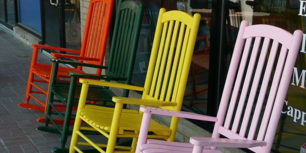 accents de couleur à l'intérieur: chaises