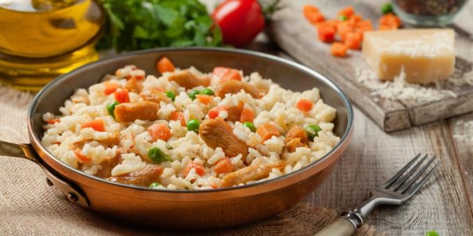Poulet avec riz, petits pois et carottes