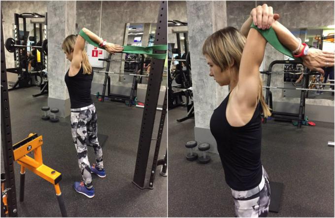 Exercices avec bande de caoutchouc: Stretching les épaules et les muscles du dos