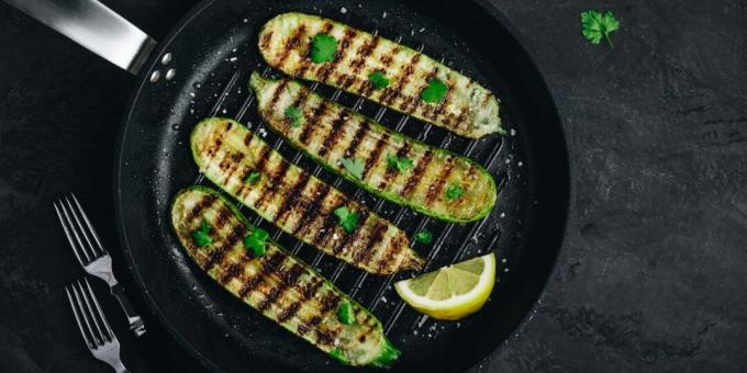 Courgettes frites sur une poêle à griller