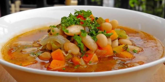 soupe aux légumes sans viande avec des haricots