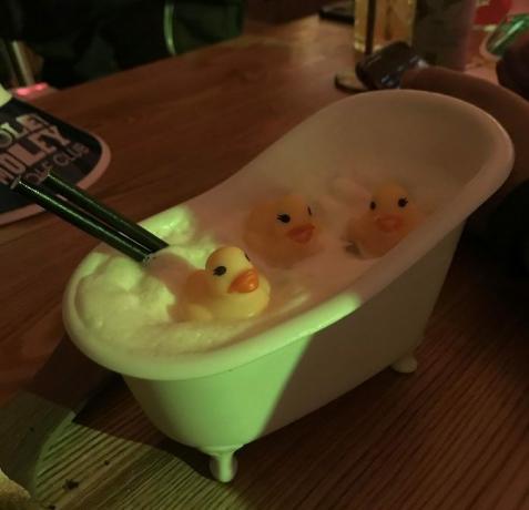 servir un cocktail dans la baignoire