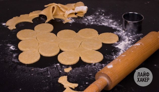 Comment faire des crackers au fromage: utiliser toute la pâte