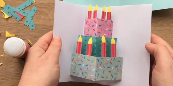 Carte d'anniversaire avec vos propres mains: couper et coller des bougies sur le gâteau