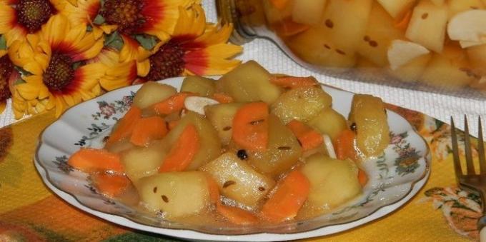 Squash pour l'hiver: salade de courgettes et les carottes et la sauce de soja