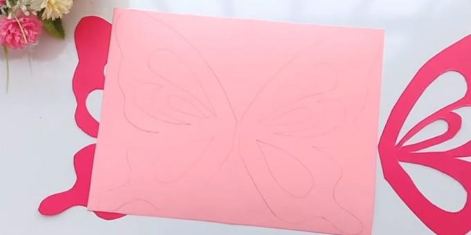 Carte d'anniversaire avec vos propres mains: Fixer des ailes sur le papier rose et cercle
