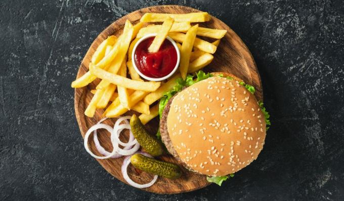 Burgers épicés avec escalope d'agneau, sauce verte et piment fort