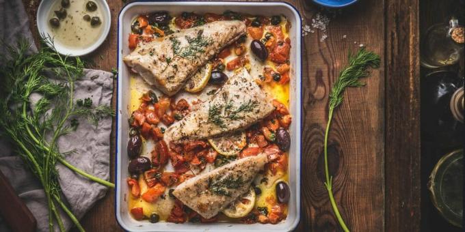 Poisson cuit au four avec tomates et poivrons