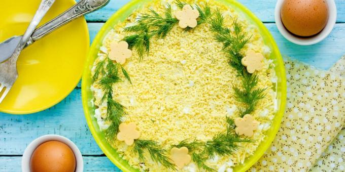 Salade étagée avec dinde et concombres marinés