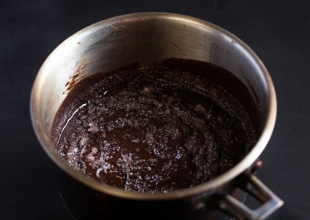 recette de brownie au chocolat: ajoutez du sucre et du cacao