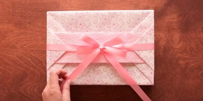 Comment emballer un cadeau pour une bande rectangulaire