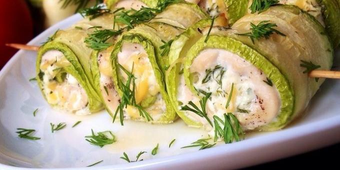 rouleaux de courgettes cuites au four avec du poulet, du fromage et du fromage