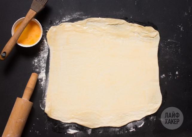 Comment faire cuire les bâtonnets de fromage: pâte rouleau sur