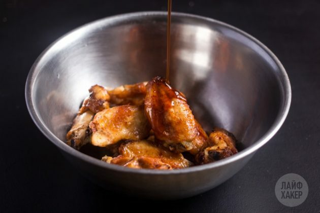 Comment faire cuire des ailes croustillantes au four: verser le glaçage sur la viande et remuer