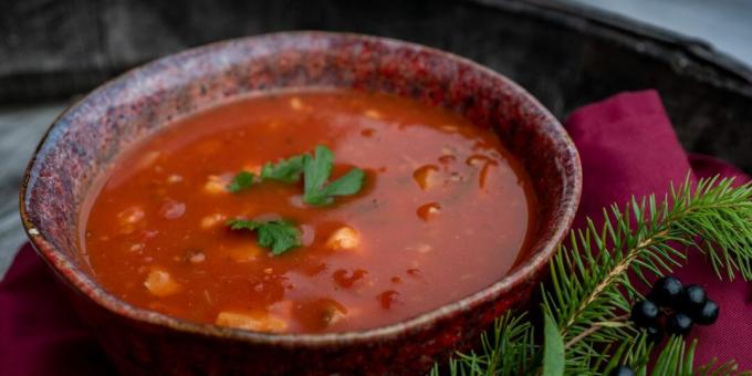 Soupe aux sprats dans une mijoteuse