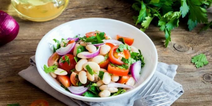 Salade simple aux haricots et tomates