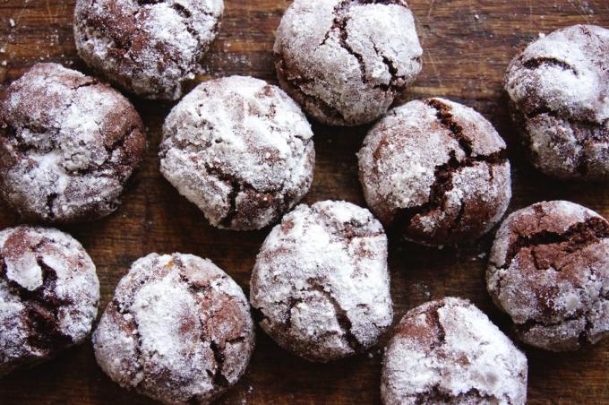 Biscuits au chocolat dans le sucre en poudre