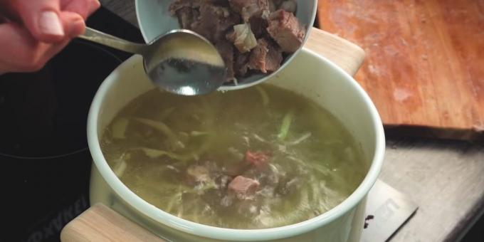 Comment faire cuire la soupe: Séparez la viande des os et les couper en cubes. Retour à la soupe