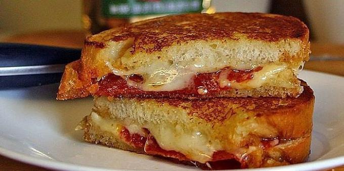 Recettes pour le gril: Sandwiches avec du fromage et des saucisses