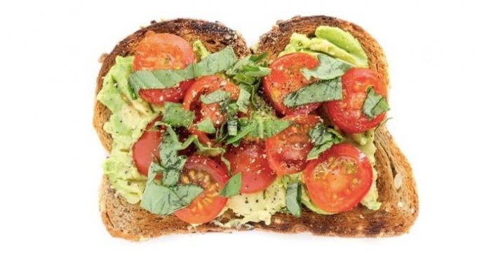 pain grillé à l'avocat, la tomate et au basilic